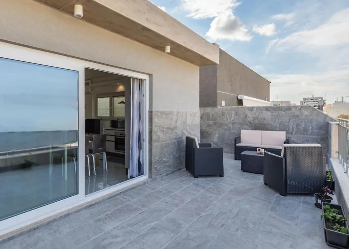 Terrace View- A Charming Two Bedrooms Penthouse Ac-Wifi